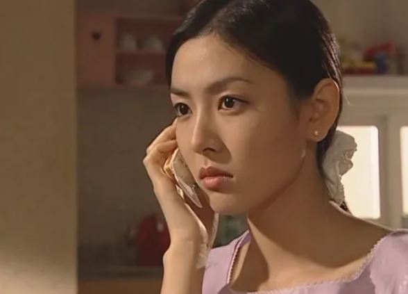 "Ác nữ đẹp nhất màn ảnh" đổi vận nhờ quyết định sáng suốt khi thay đổi điểm này trên gương mặt, sang và rất thời thượng ac nu dep nhat man anh doi van nho quyet dinh sang suot khi thay doi diem nay tren guong mat sang va rat thoi thuong