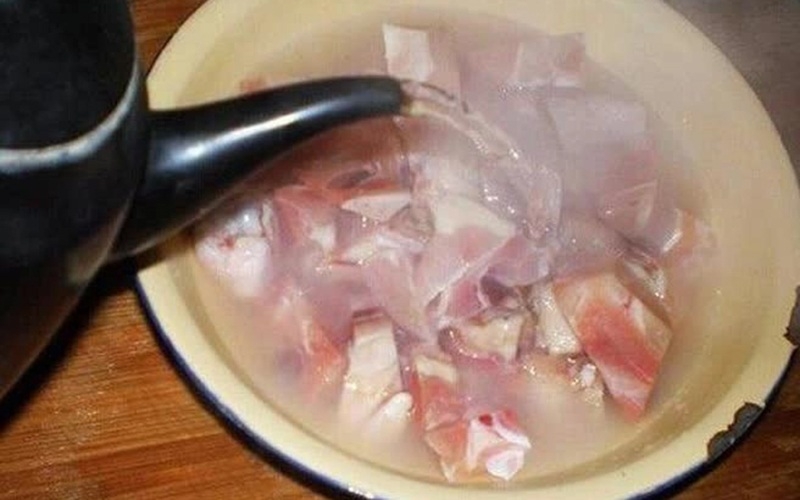 Đầu mọc hai thứ tóc rồi mới biết rã đông thịt bằng nước nóng là SAI, "dẫn lối" độc tố vi khuẩn vào miệng! dau moc hai thu toc roi moi biet ra dong thit bang nuoc nong la sai dan loi doc to vi khuan vao mieng