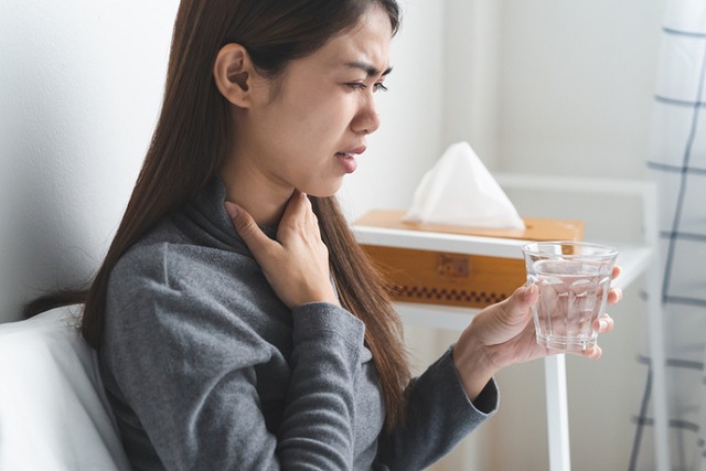 Chẳng may nhiễm biến thể COVID-19 mới, chuyên gia chỉ cách làm giảm các triệu chứng: Ăn gì khi bị đau họng? chang may nhiem bien the covid 19 moi chuyen gia chi cach lam giam cac trieu chung an gi khi bi dau hong