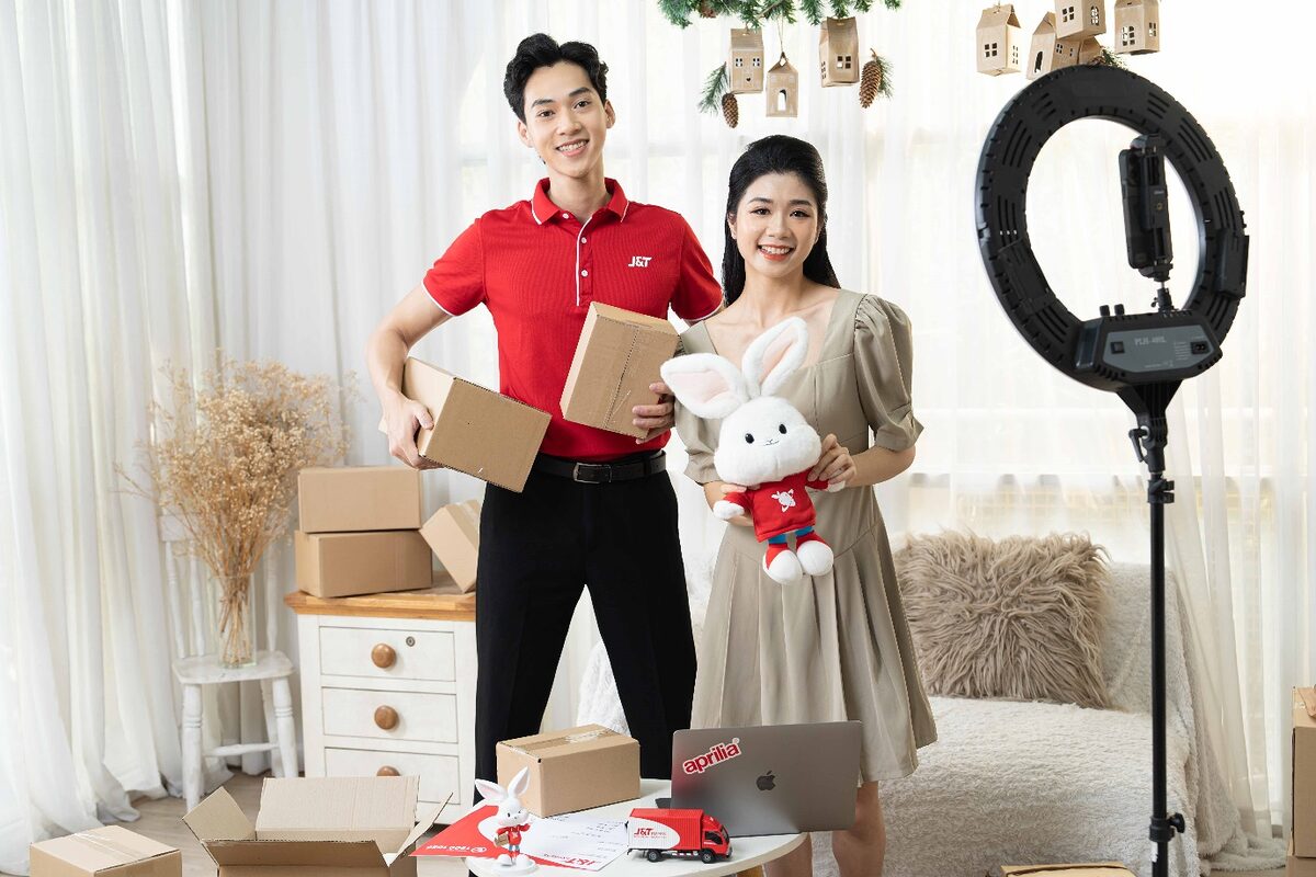J&T Express: “Siêu quay trúng ngay” tăng nhiệt chặng cuối - iPhone 15 và loạt quà tặng giá trị đã có chủ 1 J&T Express: “Siêu quay trúng ngay” tăng nhiệt chặng cuối - iPhone 15 và loạt quà tặng giá trị đã có chủ