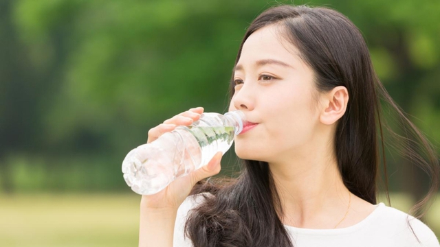 Nước ở nhiệt độ phòng hay nước lạnh tốt cho sức khỏe hơn?