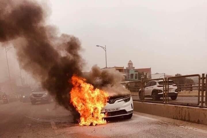 Khi xe điện bị bốc cháy, nên làm ngay những điều này! khi xe dien bi boc chay nen lam ngay nhung dieu nay