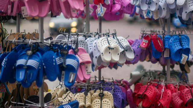 Loại "dép độc" này có thể gây dậy thì sớm ở trẻ em nhưng nhiều bố mẹ vẫn mua cho con đi! loai dep doc nay co the gay day thi som o tre em nhung nhieu bo me van mua cho con di