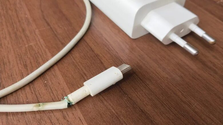 Nghèo đến mấy cũng nên mua mới, đừng tự sửa phụ kiện smartphone và laptop này 1 Nghèo đến mấy cũng nên mua mới, đừng tự sửa phụ kiện smartphone và laptop này