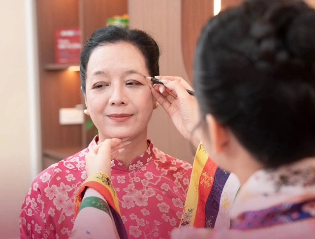 Sự thật sốc phía sau các clip nghệ sĩ quảng cáo chân mày phong thủy, lừa dối khán giả trắng trợn? su that soc phia sau cac clip nghe si quang cao chan may phong thuy lua doi khan gia trang tron