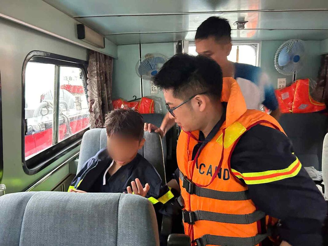 Sức khoẻ của bé trai 10 tuổi được cứu sống trong vụ lật tàu hiện ra sao?