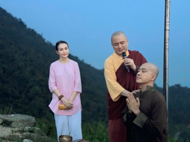Tuấn Hưng bất ngờ xuống tóc quy y ở tuổi 47: Lý do phía sau khiến nhiều người nghẹn lòng! 1 Tuấn Hưng bất ngờ xuống tóc quy y ở tuổi 47: Lý do phía sau khiến nhiều người nghẹn lòng!